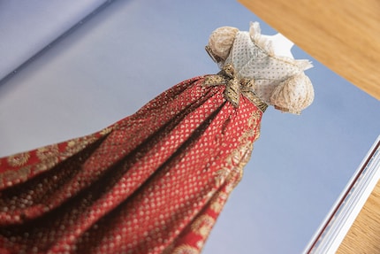Dieses Hofkleid mit roter Seidenschleppe stammt aus den 1820ern. Abbildung aus dem Buch «Geschichte der Mode vom 18. bis zum 20. Jahrhundert».