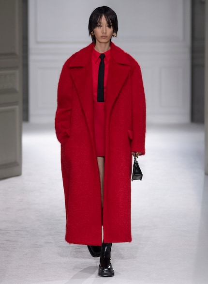 Das Modehaus Valentino ist bekannt für seine roten Looks.