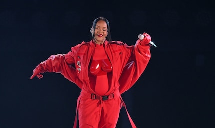 Ein lautes Statement: Rihanna verkündet in der Halbzeitshow des Super Bowl 2023 von Kopf bis Fuss in Rot ihre zweite Schwangerschaft.