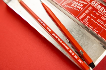 Pour fabriquer le crayon typique, il faut près de 50 heures de travail et 35 étapes de fabrication.