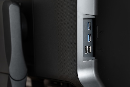On trouve plein de ports USB sur le côté, mais uniquement de type A.