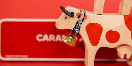 Elle ne passe pas inaperçue : les taches rouges distinguent cette vache des souvenirs traditionnels.