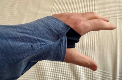 La boucle de pouce maintient la manche en place là où j'ai parfois froid en lisant au lit.