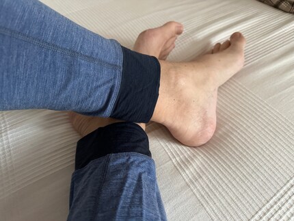 Les poignets sur les jambes ont des airs de sous-vêtements de ski, mais ils sont bien sûr utiles.
