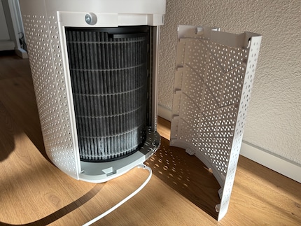 Grosse Klappe, viel Filter dahinter. Hier wird die Luft gereinigt. Die Kunstoffklappe hält magnetisch und wirkt stabil.