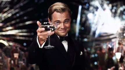 Un brindisi? Per me? Oh Leo, non è necessario.