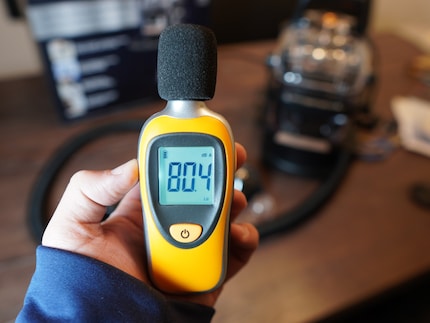 Le SpotClean est malheureusement aussi bruyant qu’un aspirateur d’autrefois.