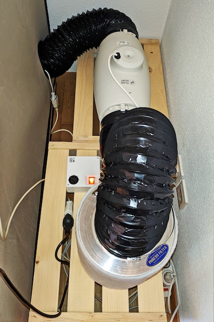 Mein neues, hinter dem Zelt installiertes Abluftsystem.