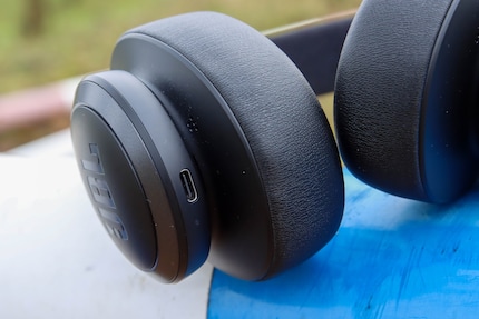 Le JBL Live 770NC si ricaricano tramite USB-C.