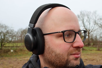 Le JBL Live 770NC non premono sulle aste degli occhiali.