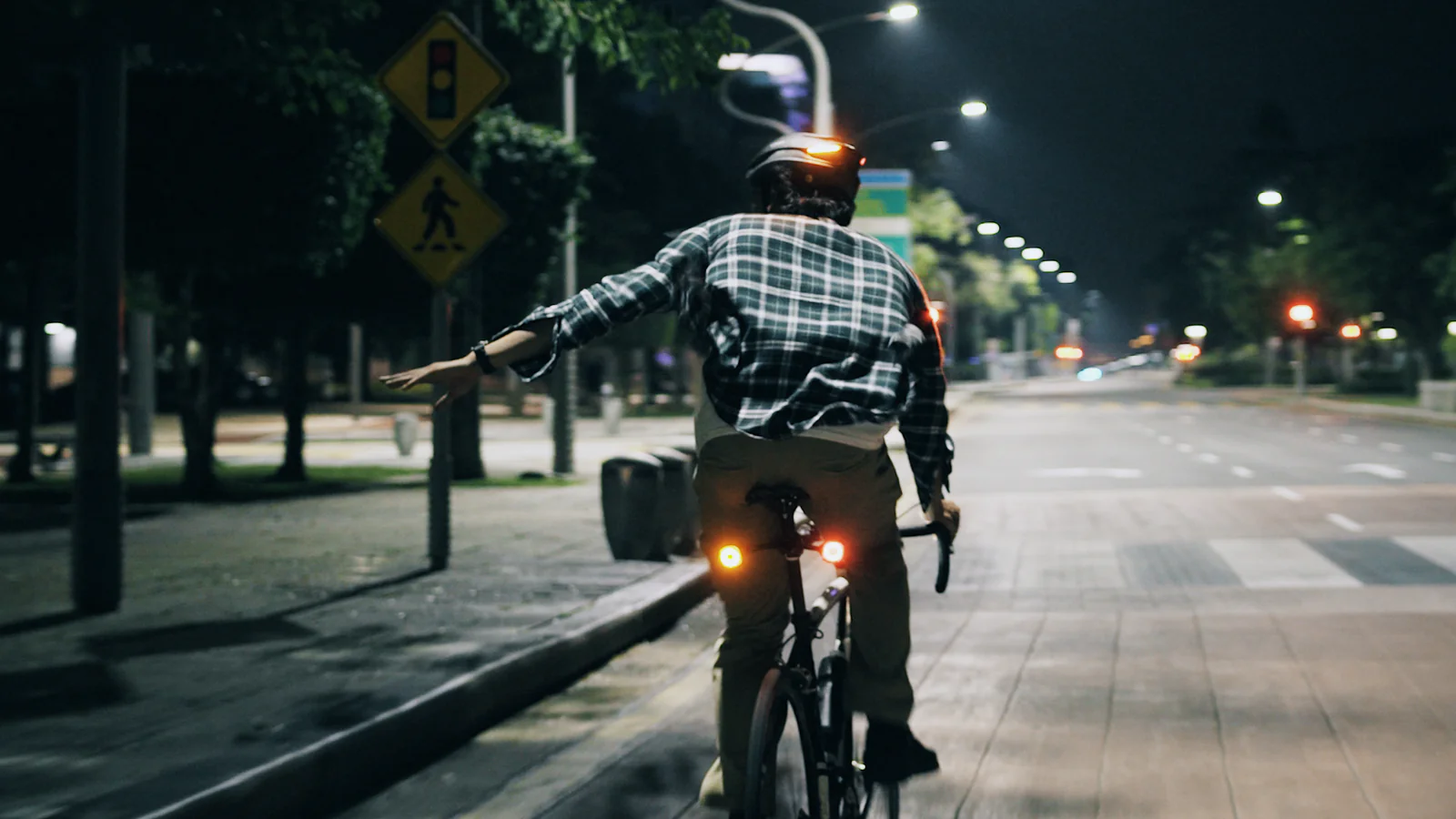 Hier biegt ein Velofahrer ab, der die Firefly-Lichter von Lumos installiert hat. Er gibt zusätzlich Handzeichen.
