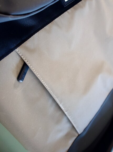 Die versteckte und leicht zugängliche Tasche unter der reflektierenden Fläche passt gut für Portemonnaie, Schlüssel, Handy oder Tablet.