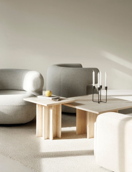 Der Travertin-Couchtisch «Edge» im Japandi-Stil ist eine sanfte Fusion aus Hygge und Zen.