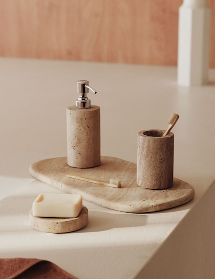 Wohnaccessoires aus dem Naturstein mit warmen Farbtönen strahlen Harmonie, Balance und Erholung aus.