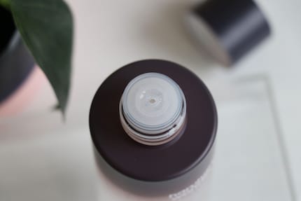 Appliquez simplement sur le visage avec les mains ou un disque de coton.
