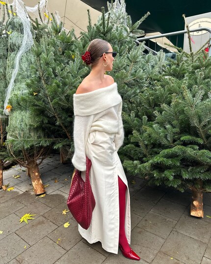 Influencerin Lara mit trendy Kuschelpulli, Maxi-Skirt und roter Strumpfhose.