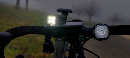 Links der Blinder 900 von Knog, rechts am Lenker die Firefly von Lumos als Vorderleuchte.