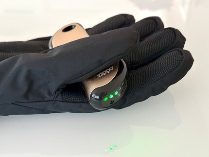 Leuchten die LED grün, heizt beim 9S nur eine Seite des Handwärmers.