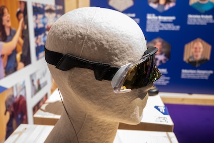 Die Oakley «Flex Scape» hier mit Band und Prizm 24k-Glas.