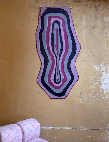 Von oben nach unten: Kollektion «Solo» von Marijke De Cock, Tischdecke «Tablecloth» von Boi Knit.