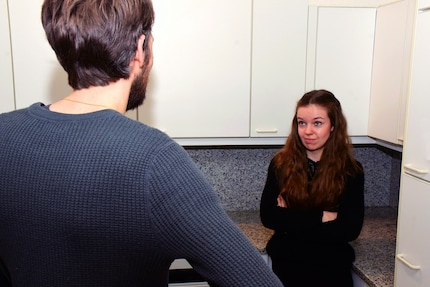 Mit dieser kritischen Mimik und abwehrenden Haltung werde ich wohl kaum Zuhörerin des Monats.