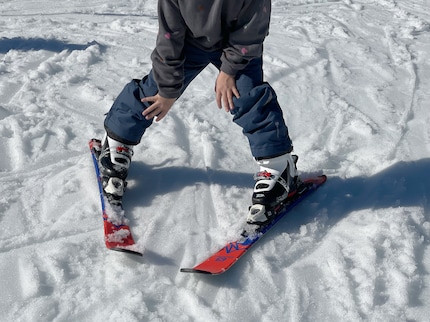 Parents shouting «piiiiza!» are omnipresent on Swiss ski slopes. This kiddie skiing jargon is used to tell a child to slow down by pointing the tips of their skis together.
