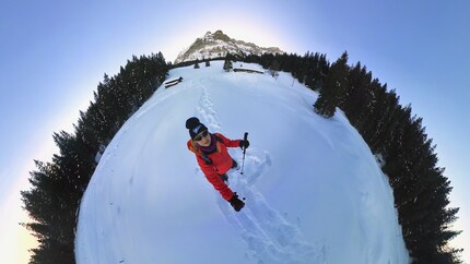 Percorro alcuni metri di dislivello con le racchette da neve.
