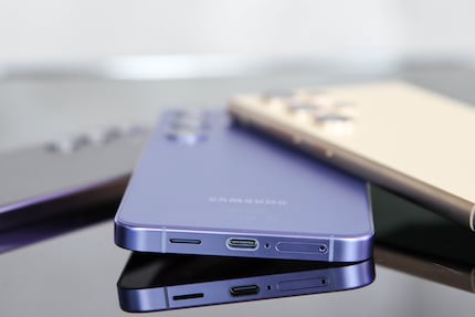 Il Galaxy S24 può essere ricaricato via cavo e in modalità wireless.