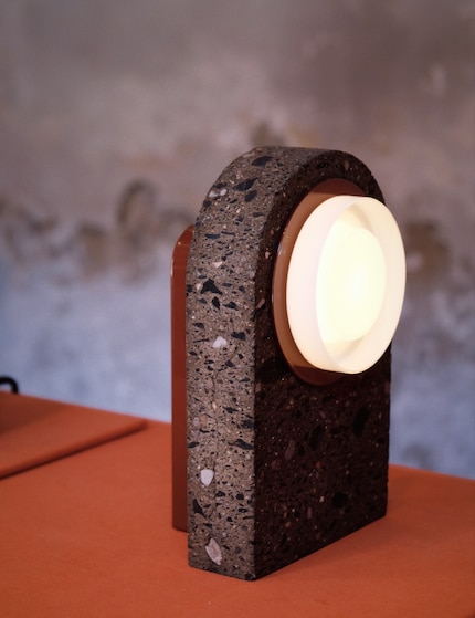 La série « Ambra » combine des pierres anciennes avec de l’aluminium.