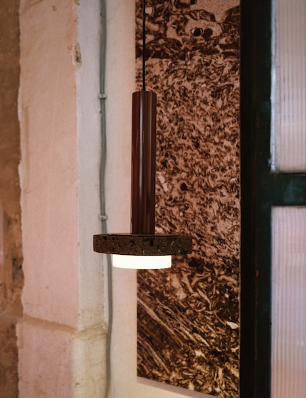 La pierre mexicaine « toba volcánica » représente l’élément le plus important des sculptures lumineuses. Elle est composée de minéraux, de verre et de débris volcaniques et s’est formée il y a un million d’années lors de graves éruptions.