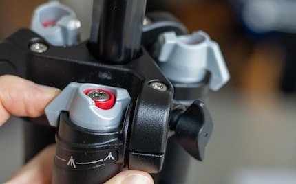 Le mécanisme de Manfrotto est un peu plus compliqué, mais il offre plus de flexibilité.