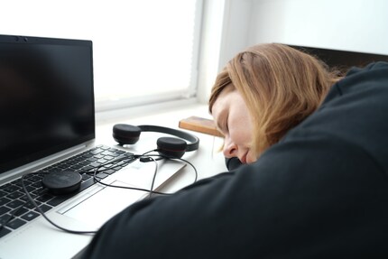 Il suffit de poser la tête sur le bureau et c’est parti : pas de problème à la maison, mais au bureau avec mes collègues, j’ai du mal à me détendre.