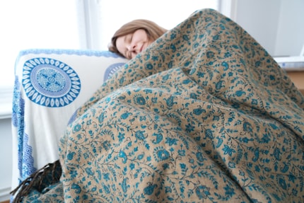Le fauteuil est un endroit tout aussi agréable pour faire la sieste, blottie sous une couverture.