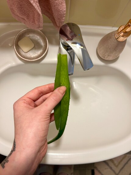 ... puis l'ouvrir pour accéder au gel à l'intérieur.