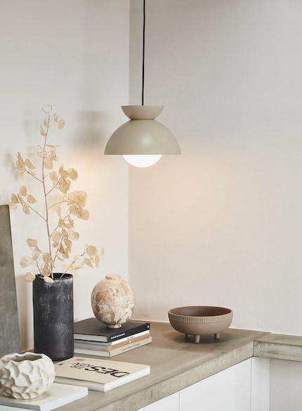 Je tiefer die Lampe, desto mehr rückt das darunter ins Spotlight.