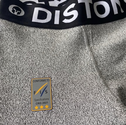 La protezione antitaglio dell'intimo da sci Diston è stata certificata dalla FIS con tre stelle.