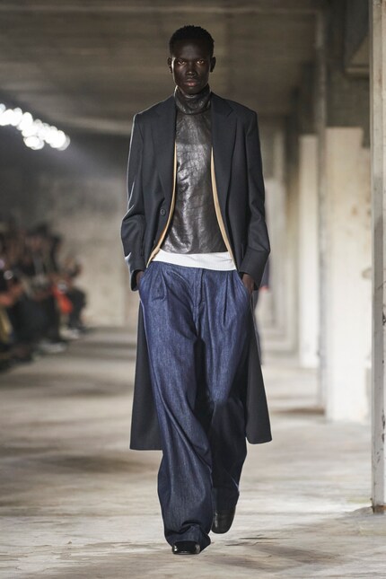Indigowaschung und Bundfalten bei Dries Van Noten.