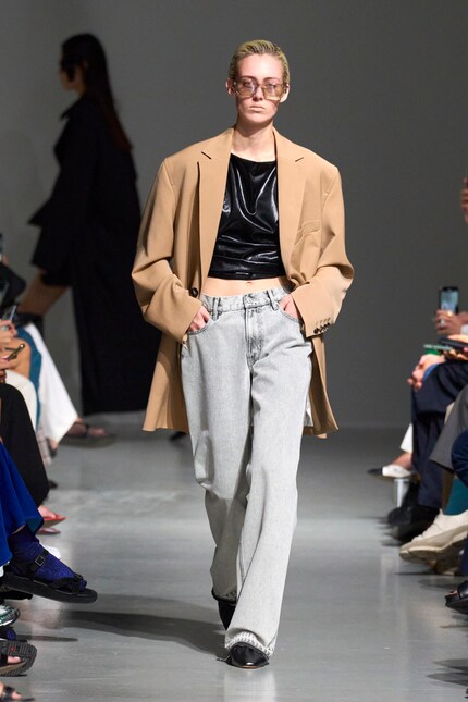 Die lockere Straight Leg Jeans darf wie hier bei Gauchere gerne etwas unter dem Bauchnabel sitzen.