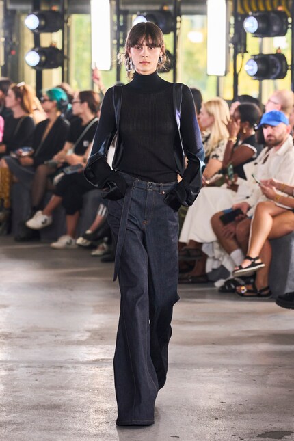 Wide Leg Jeans wie diese hier von Sacai sind ein Must-have für elegante Denim-Looks.