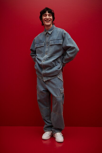 Bei Moschino kommen die Jeans mit Cargotaschen daher.