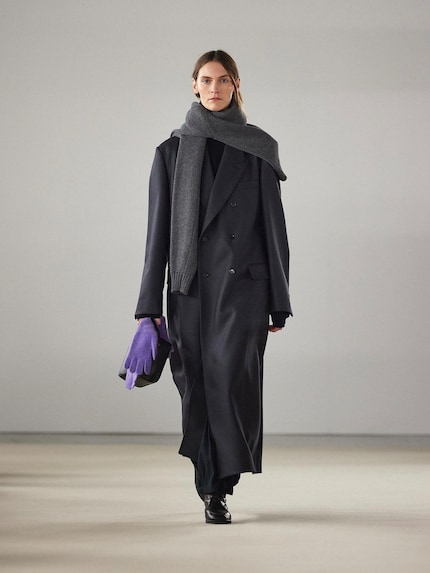 Dans la collection automne/hiver 24 d’Auralee, le pull se drape comme une écharpe.