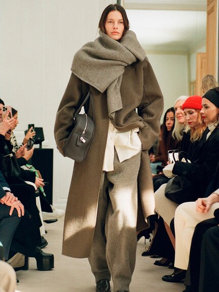 Dans la collection automne/hiver 23 de The Row, le pull se noue sur le côté du cou.