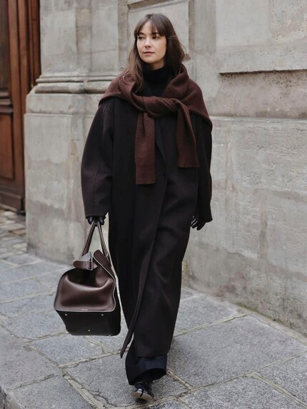 Pour un look décontracté, les manches peuvent être nouées sans trop les serrer.