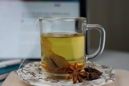 Il tè di finocchio-anice-cumino freddo è una buona alternativa all'acqua.