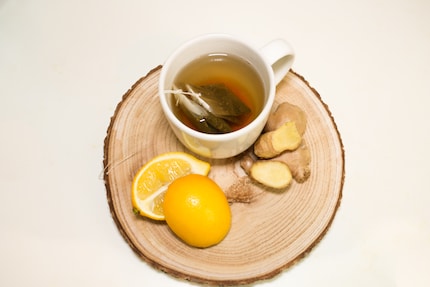 Tè verde con zenzero e limone, un'ottima opzione per un boost di energia mattutina.
