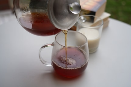 Il tè nero come sostituto del caffè è buono anche con un goccio di latte (d'avena).