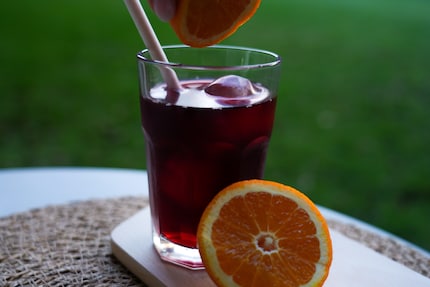 Mi piace molto il tè freddo alla rosa canina con un po' di succo d'arancia fresco. Tra l'altro, è buono anche caldo.