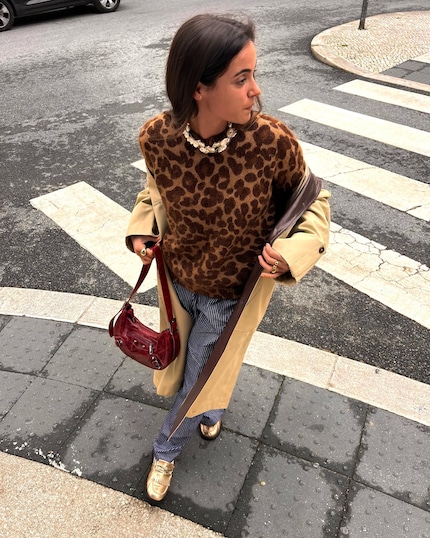 Animal-Print und rote Taschen sind ein Match made in Fashion-Heaven.