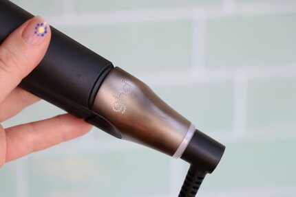 Das Gelenk hinten reagiert empfindlich auf Fingerabdrücke.