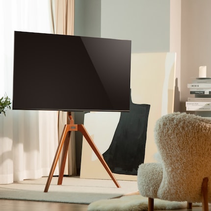 Opposites attract: the wooden stand gives the TV a warmer and more attractive look.